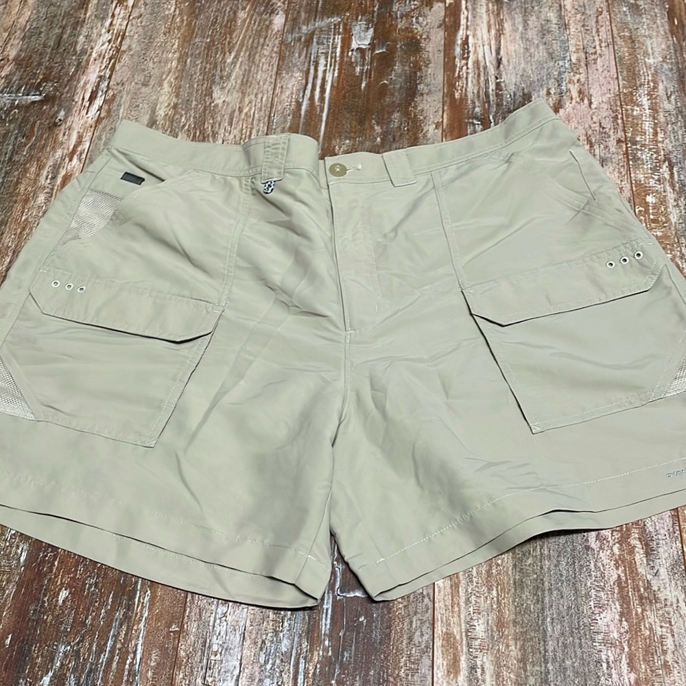 PFG ( Performance fishing gear)columbia tan omnishade shorts sz 42